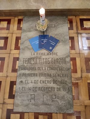 constituciones-tumba-madre-teresa-normal